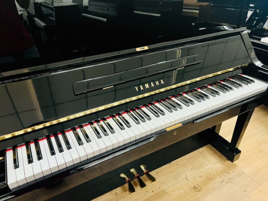 Piano cơ Yamaha UX