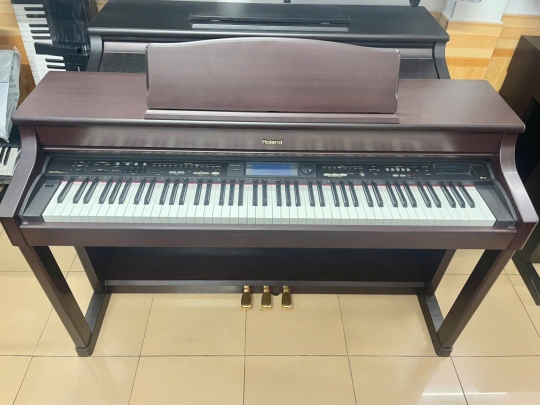 Piano Roland KR-575