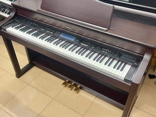 Piano Roland KR-575
